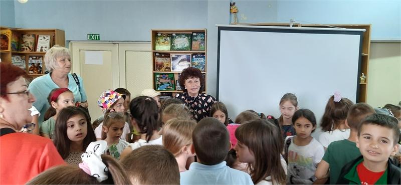 РИОСВ-Пазарджик и героят Супер Еко откриха лятната занималня в детския   отдел на Регионалната библиотека 