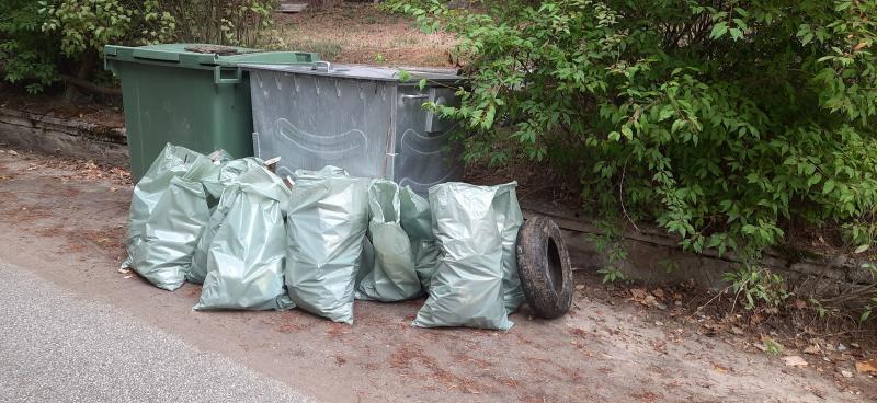 Служители на РИОСВ–Пазарджик почистиха района около почивната база на МОСВ в местността "Дъното"