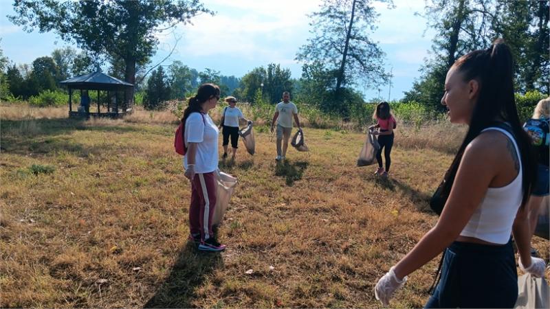 Служители на РИОСВ и Община Пазарджик почистиха Парк „Писковец“