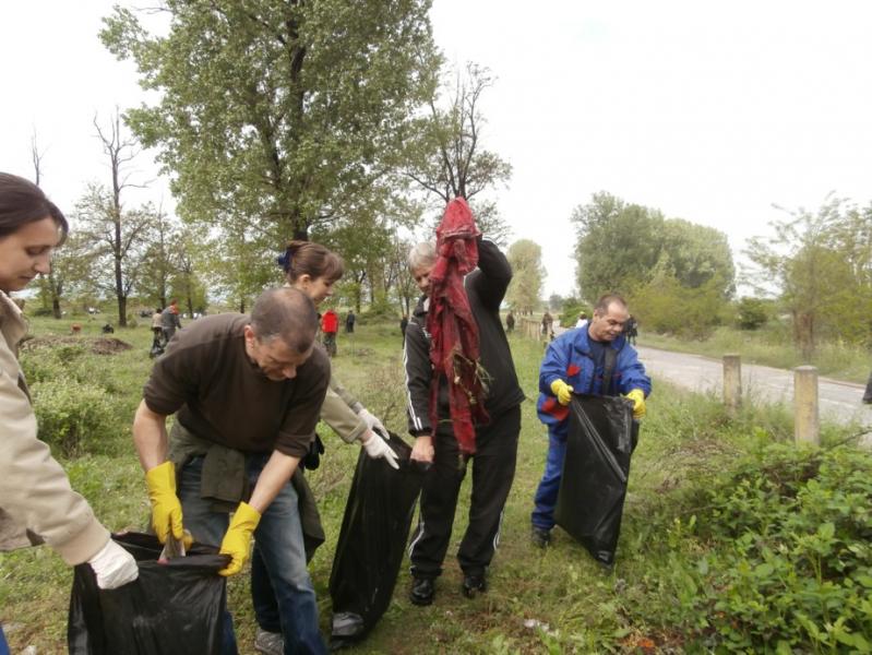 Министър Искра Михайлова даде в Пазарджик старт на кампанията „Да изчистим България за един ден“ 